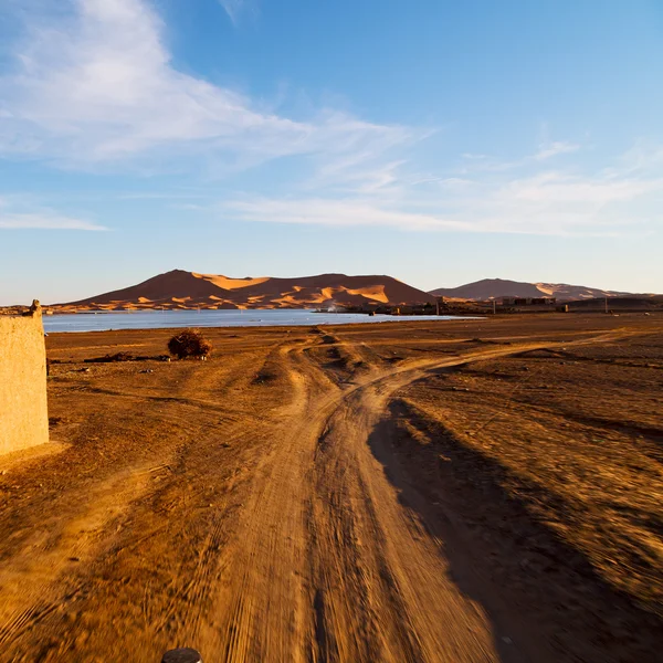 Luz do sol no lago deserto amarelo de areia de morocco e duna — Fotografia de Stock