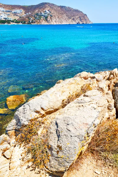 En la isla mykonos roca mar y playa cielo azul — Foto de Stock