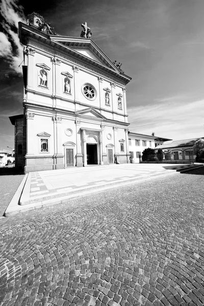 Monument old architecture in italy europe milan religion       a — Stock Photo, Image