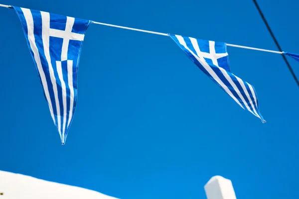 A kék ég zászlórúd hullámzó Görögországban — Stock Fotó