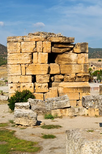 Et l'histoire du temple romain pamukkale vieux la colonne — Photo