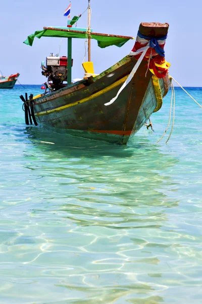 Boot prow Azië in de kho tao baai eiland witte strand rotsen — Stockfoto