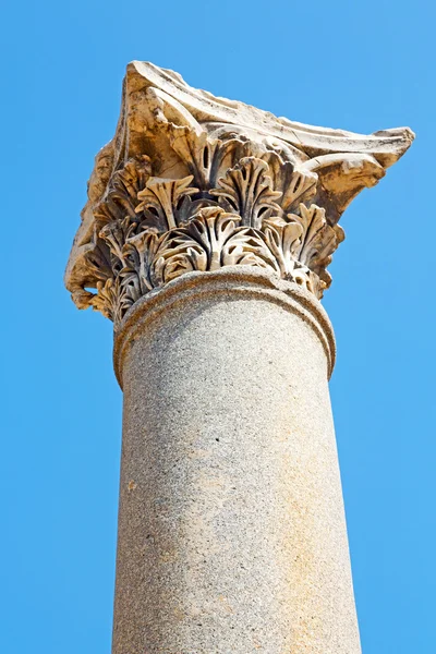 Colonne dans le vieux temple et antalya les ruines — Photo