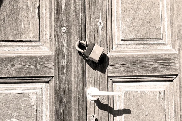 Intrare ușă de vopsea dezbrăcată în lemn antic italy și — Fotografie, imagine de stoc