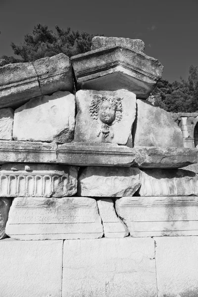 Ruinas piedra y teatro en antalya arykanda pavo asia cielo a — Foto de Stock