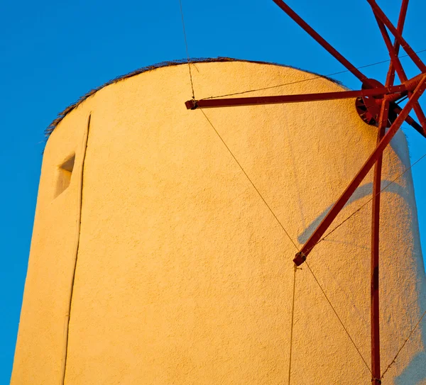 Velho moinho em santorini grécia europa e o céu nascer do sol — Fotografia de Stock