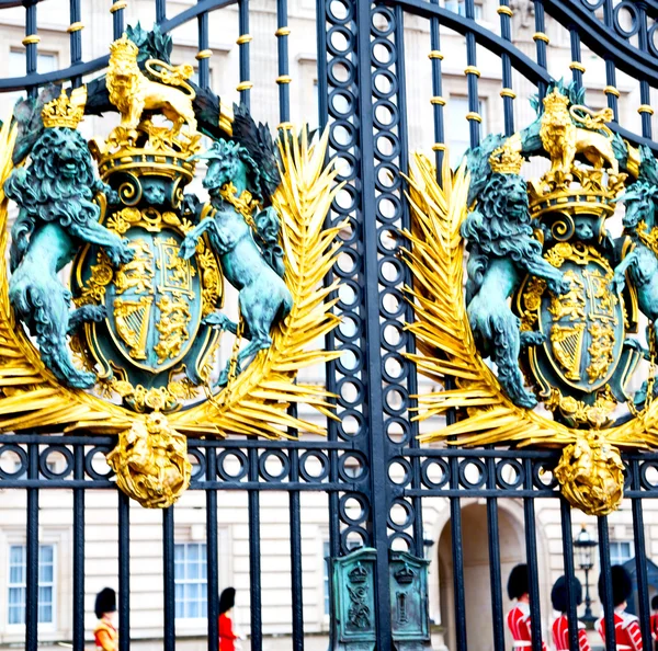 在英国伦敦旧金属门皇家宫殿 — 图库照片