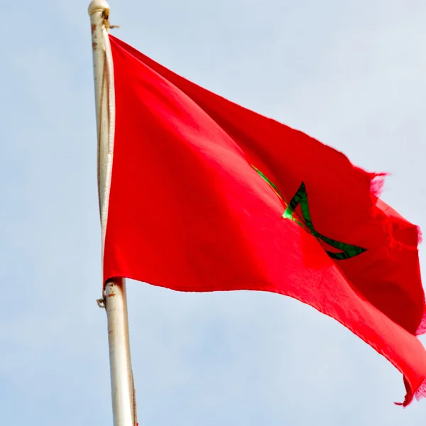 Tunisia acenando bandeira no céu azul cor e onda — Fotografia de Stock