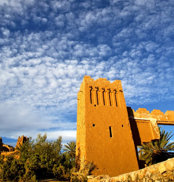 Afrika'da histoycal maroc eski yapılar ve mavi bulut — Stok fotoğraf