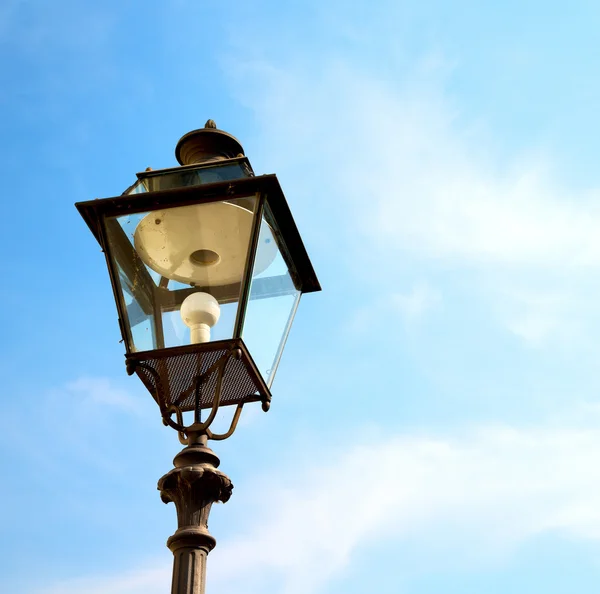 Europe abstraite dans le ciel de l'italie lanterne et illumination — Photo