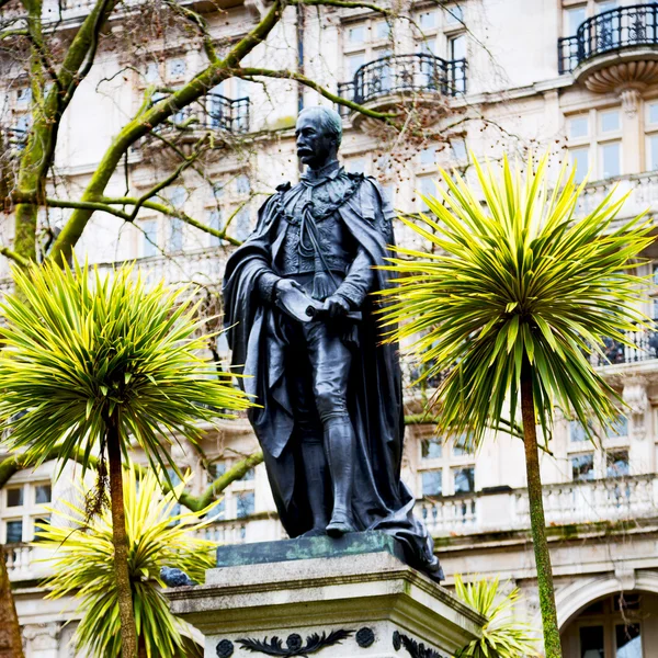 Marble and statue in old city of london england — Stock Photo, Image