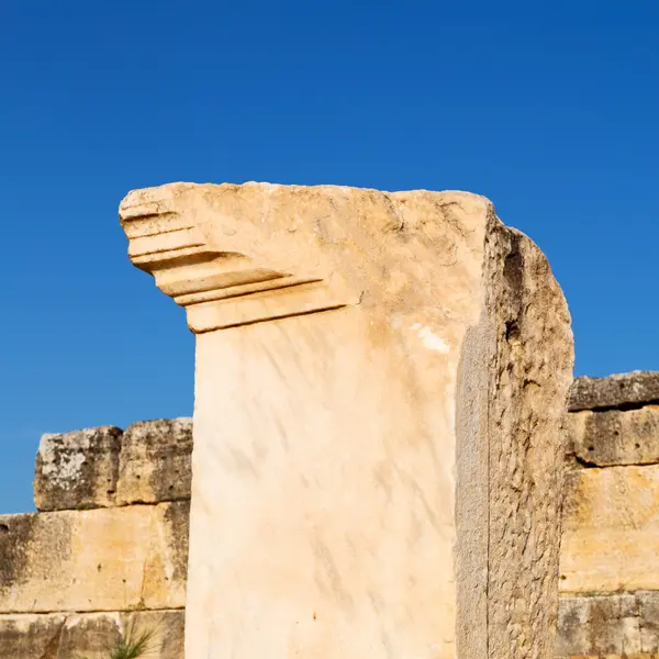 旧的构造柱和罗马寺庙历史 pamukkal — 图库照片