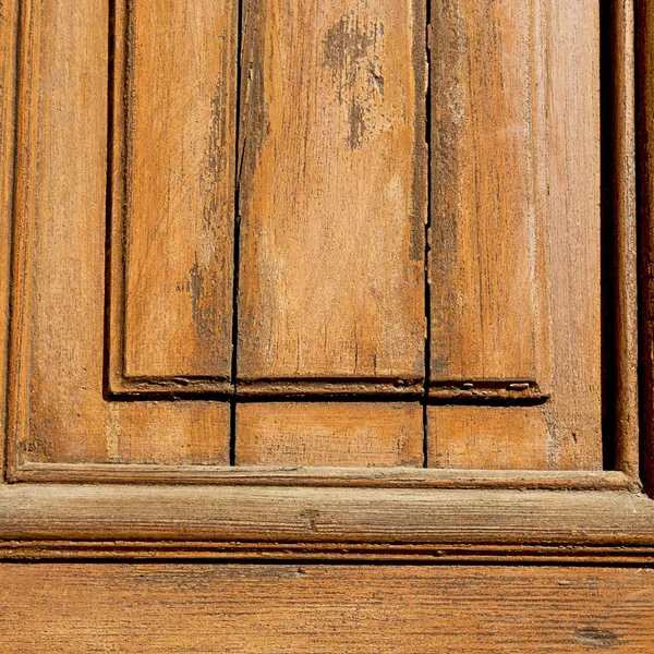 이탈리아 유럽에서 나무로 되는 문 및 손톱의 홈 — 스톡 사진