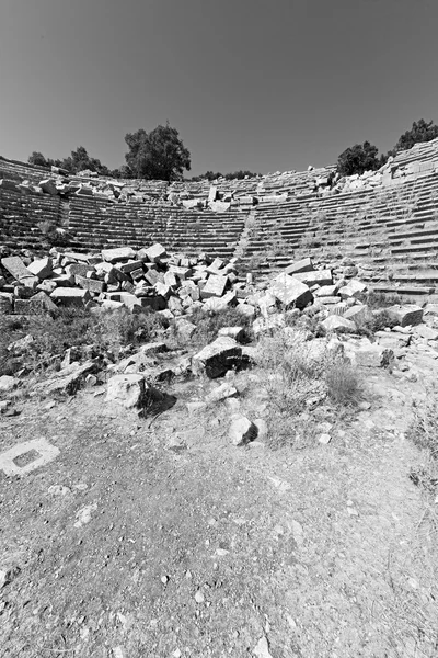 The old  temple and theatre in termessos antalya turkey asia sky — Stock Photo, Image