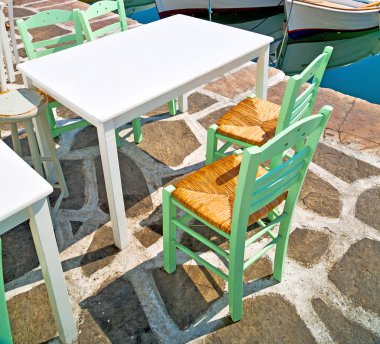 Tablo santorini Avrupa'nın Yunanistan eski Restoran sandalye ve su