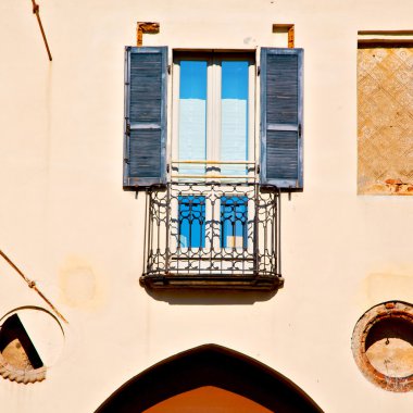 Avrupa İtalya milan eski mimari ve Jaluzi Perde duvar