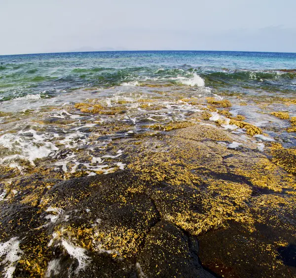 多云岛泡沫岩西班牙景观石天空 — 图库照片