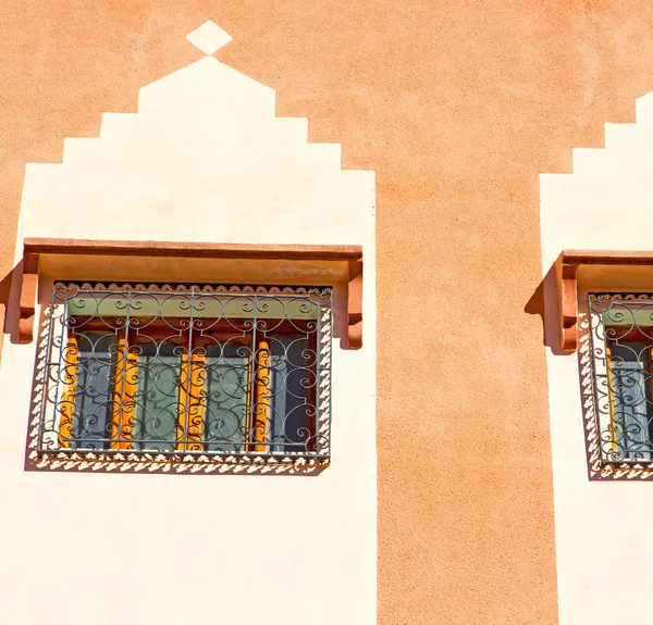 Παράθυρο στο Μαρόκο Αφρικής και παλιά πορτοκαλί — Φωτογραφία Αρχείου