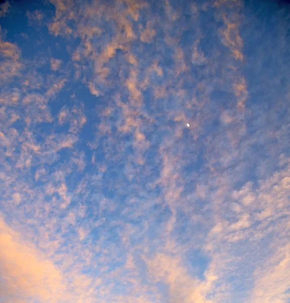 Схід сонця в кольоровому небі білі м'які хмари і абстрактний фон — стокове фото