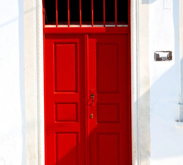 Branco porta marrom vermelho na antiga aldeia santorini grécia europ — Fotografia de Stock