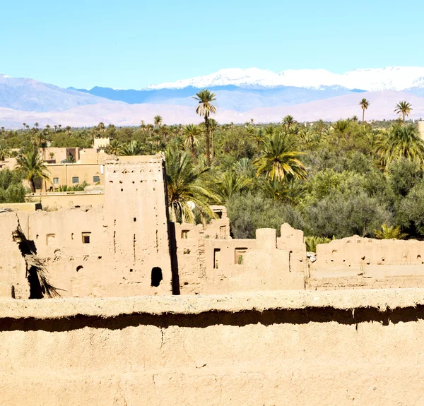 Torre marrom construção antiga em África morocco e nuvens — Fotografia de Stock