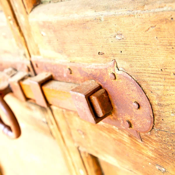 Europa vecchio in italia antico chiudi porta marrone e serratura arrugginita c — Foto Stock