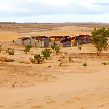 gökyüzünün morocco sahara ve rock taş çöldeki çadırı