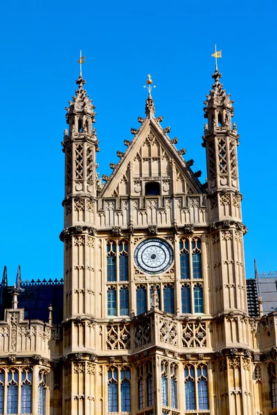 En Londres vieja estructura histórica de la ventana y cielo — Foto de Stock