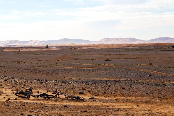 Горные окаменелости в пустыне велосипеда Марокко — стоковое фото