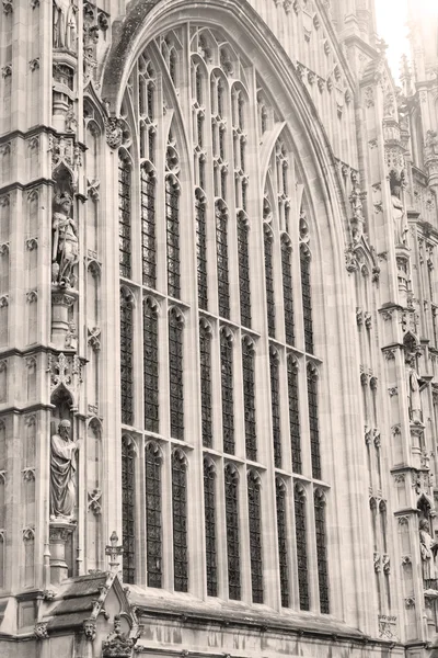 Velho em londres histórico parlamento vidro janela structu — Fotografia de Stock