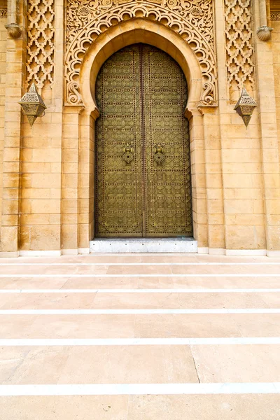 Porta velha em marroquino áfrica ancien e parede ornamentado marrom — Fotografia de Stock