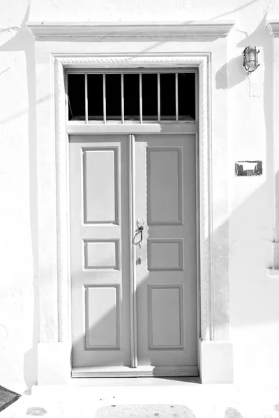 Branco porta marrom vermelho na antiga aldeia santorini grécia europ — Fotografia de Stock