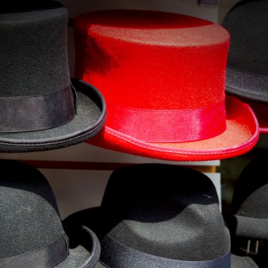 Londra eski kırmızı şapka ve siyah moda Salonu