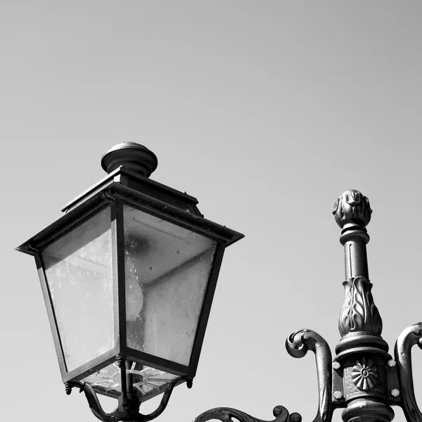 Europe dans le ciel de l'Italie lanterne et illumination abstraite — Photo