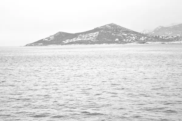 Vom Boot griechische Inseln im Mittelmeer und Himmel — Stockfoto