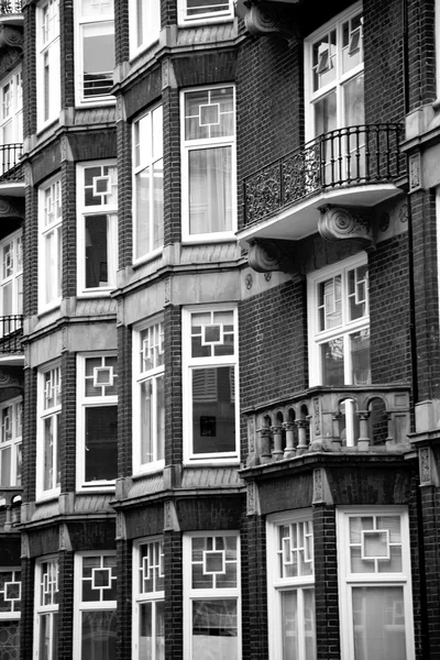 En Europa Londres vieja pared de ladrillo rojo y ventana histórica — Foto de Stock