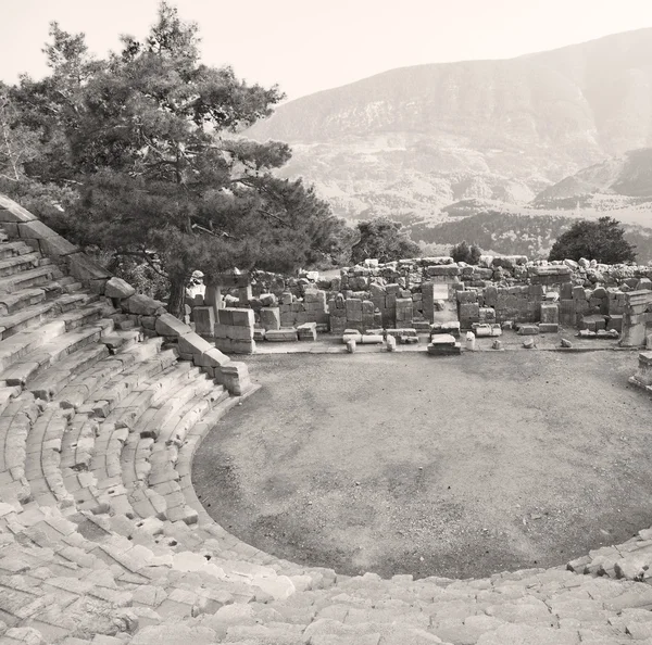 Rovine pietra e teatro in antalya arykanda tacchino asia cielo a — Foto Stock