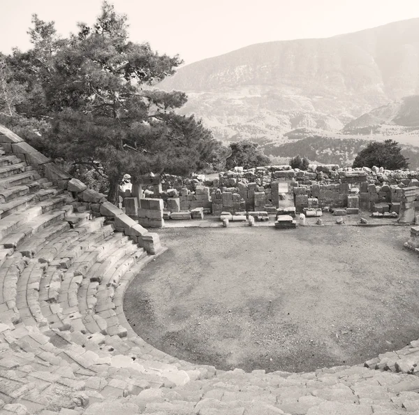 Ruínas de pedra e teatro em antalya arykanda peru ásia céu um — Fotografia de Stock