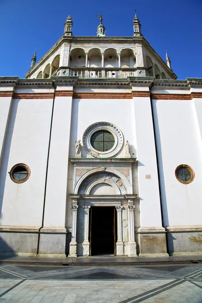 Lombardía en el busto arsizio antigua iglesia de ladrillo cerrado a — Foto de Stock