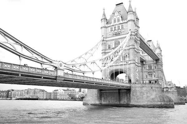 London tower i england gamla bron och den molnig himmel — Stockfoto