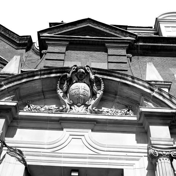 En Europa Londres vieja pared de ladrillo rojo y ventana histórica —  Fotos de Stock