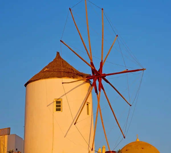 Gamla kvarnen i santorini Grekland Europa och sky soluppgången — Stockfoto