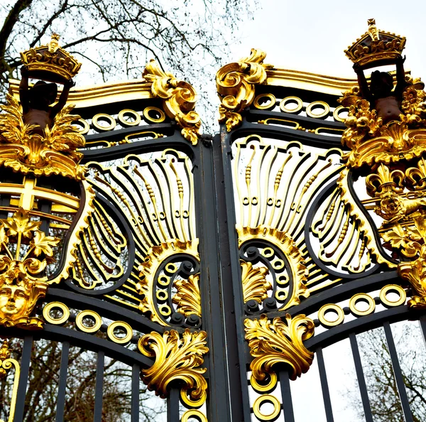 在英国伦敦旧金属门皇家宫殿 — 图库照片