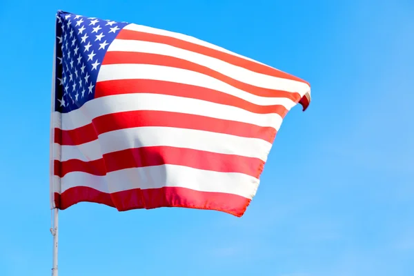 Etats-Unis agitant drapeau dans le bleu et la vague Image En Vente