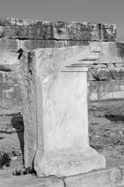 eski inşaat sütun ve Roma Tapınağı geçmiş pamukkal