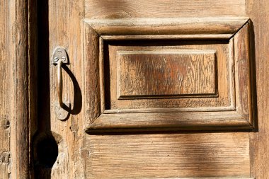 eski kapı ve eski ahşap menteşe 