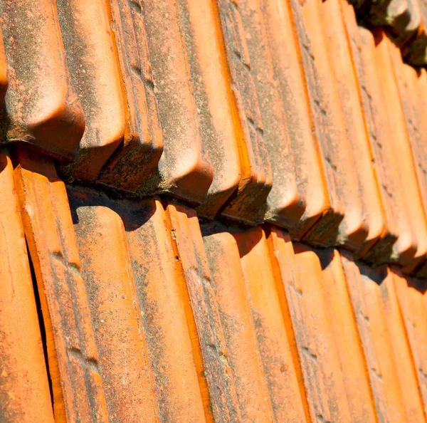 Eski İtalya'da çatı hattı ve çapraz mimari dokusuna — Stok fotoğraf