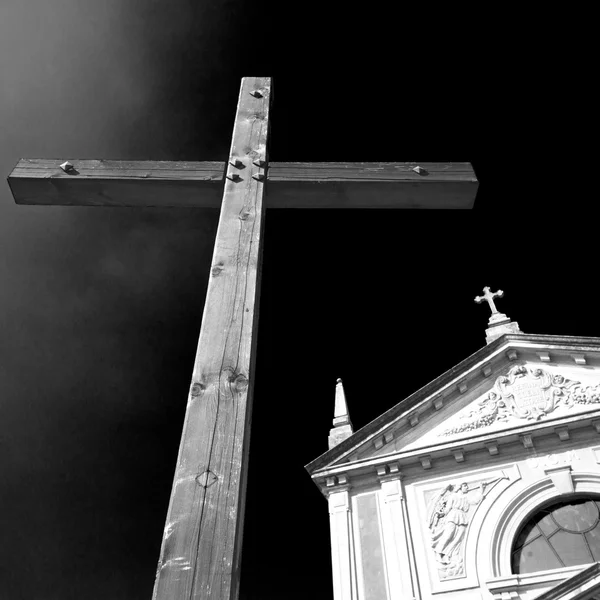 En italia cruz concepto tradicional anciano y el cielo —  Fotos de Stock