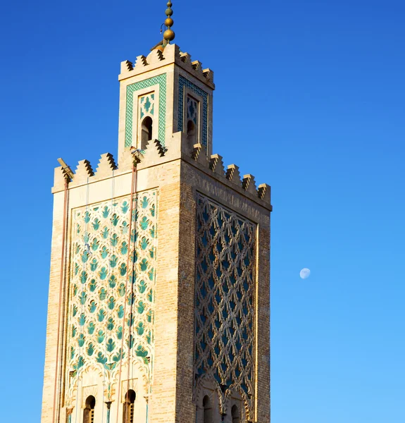 Geschichte im marokkanischen Minarett Religion und der blaue Himmel — Stockfoto