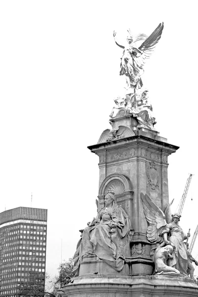 Historic   marble and statue in old city of london england — Stock Photo, Image